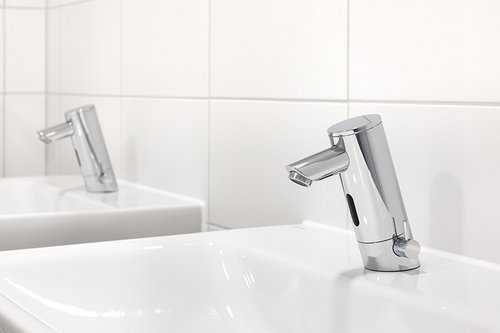 Close-up of two PURIS E HD-M electronic wash basin taps in the sanitary facilities at Freudenstadt’s small sports centre. Close-up of two PURIS E HD-M electronic wash basin taps in the sanitary facilities at Freudenstadt’s small sports centre.