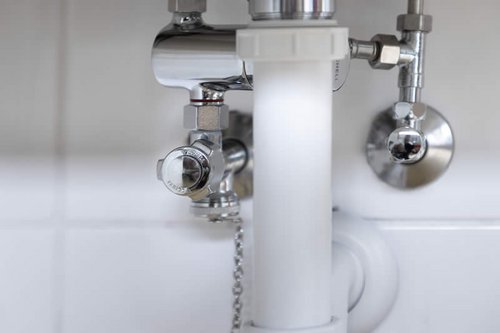 Probenahme-Eckventil von Schell im Sanitärbereich der Kita Gottlieb-Daimler