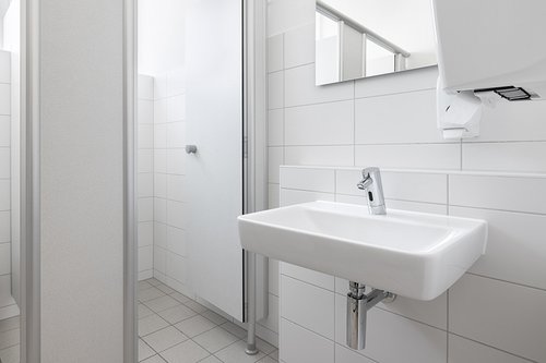 PURIS E HD-K electronic wash basin tap in the sanitary facilities at Freudenstadt’s small sports centre. PURIS E HD-K electronic wash basin tap in the sanitary facilities at Freudenstadt’s small sports centre.