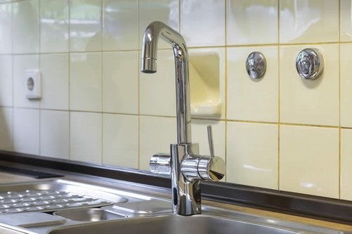 Elektronische Küchenarmatur Grandis E von Schell in der Kita Gottlieb-Daimler