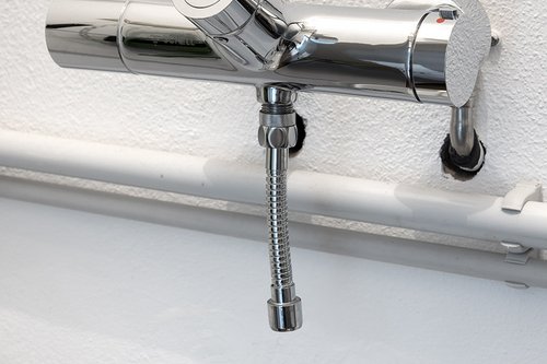 Close-up of the VITUS VW-C-T exposed wash basin tap in Freudenstadt’s small sports centre. Close-up of the VITUS VW-C-T exposed wash basin tap in Freudenstadt’s small sports centre.